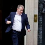 El jefe negociador británico Lord David Frost abandona hoy Downing Street el día en el que se reanudan las conversaciones con la UE sobre la relación comercial