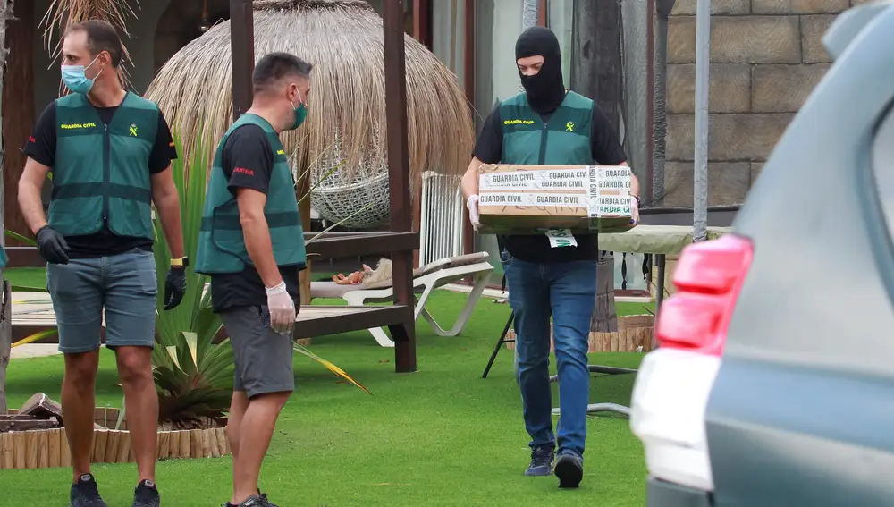 Efectivos de la Guardia Civil durante el despliegue este martes de 150 agentes en San Roque (Cádiz), junto a otras localidades de la comarca gaditana del Campo de Gibraltar, así como en Estepona (Málaga) y Villarrobledo (Albacete), en un operativo contra el blanqueo de capitales procedentes del narcotráfico
