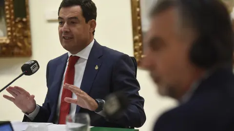 Juanma Moreno con Carlos Alsina