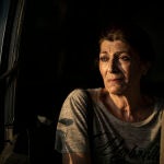 Lola, el pasado mes de agosto, en la calle tras serle denegado el IMV con sus pertenencias en la furgoneta de su amigo Karim