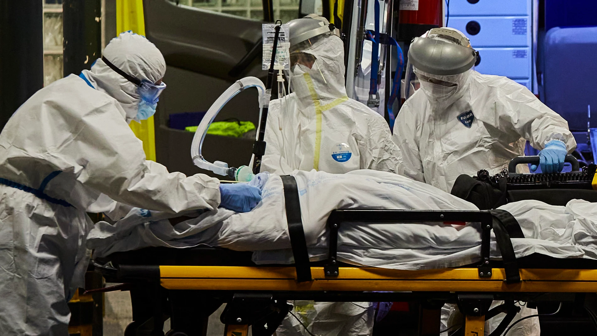 Personal sanitario de Urgencias del Hospital La Paz de Madrid reciben a un enfermo de Covid 19