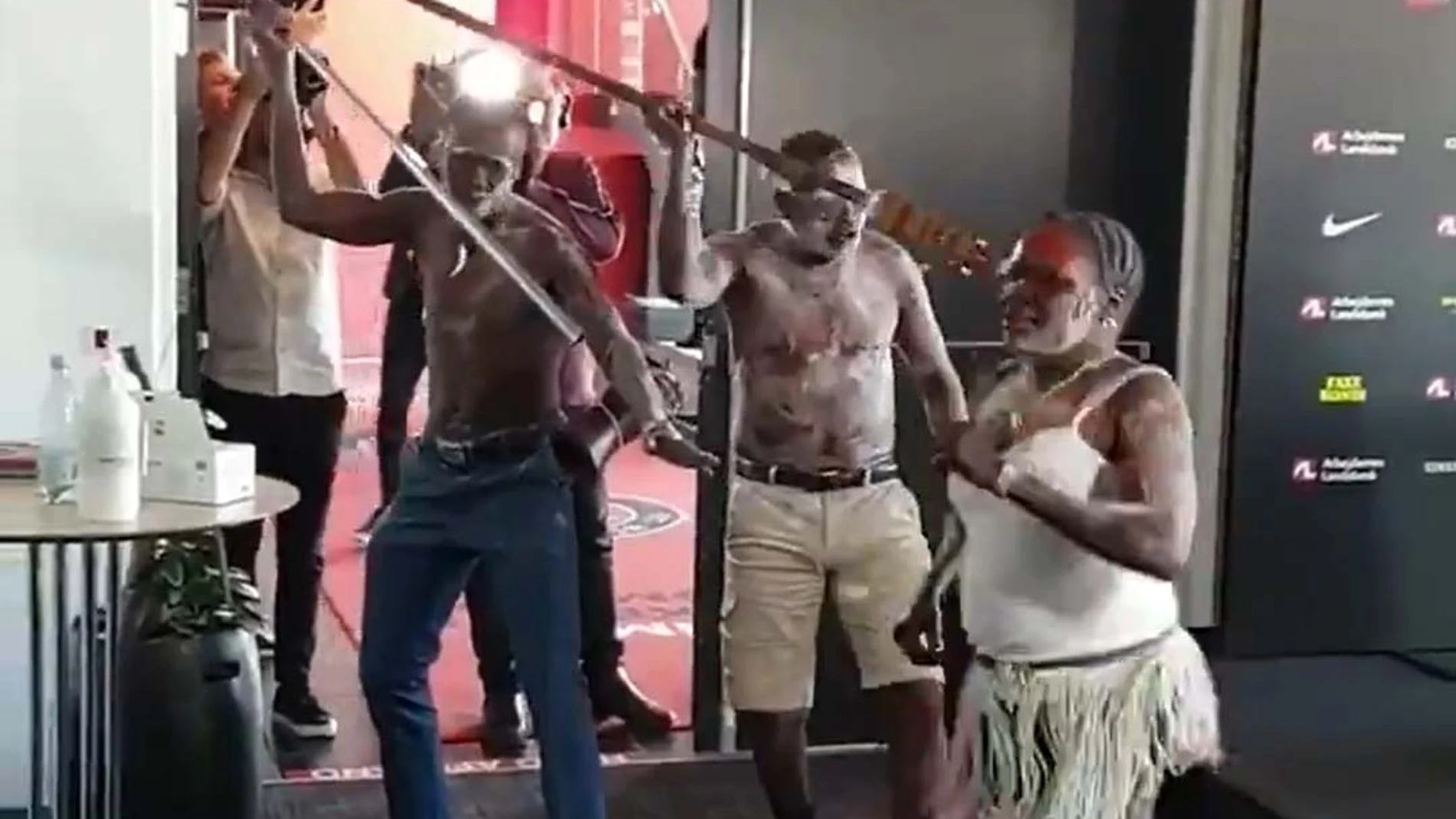 El ritual de la familia de Pione Sisto en su presentación con el FC Midtjylland.