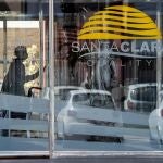 Trabajadores con trajes de protección por la Covid-19, en el interior de una residencia de mayores del Puerto de Santa María, en Cádiz