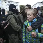 Una joven protesta ante la policía por el secuestro de la dirigente opositora Maria Kolesnikova