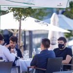 Clientes en una terraza de un bar