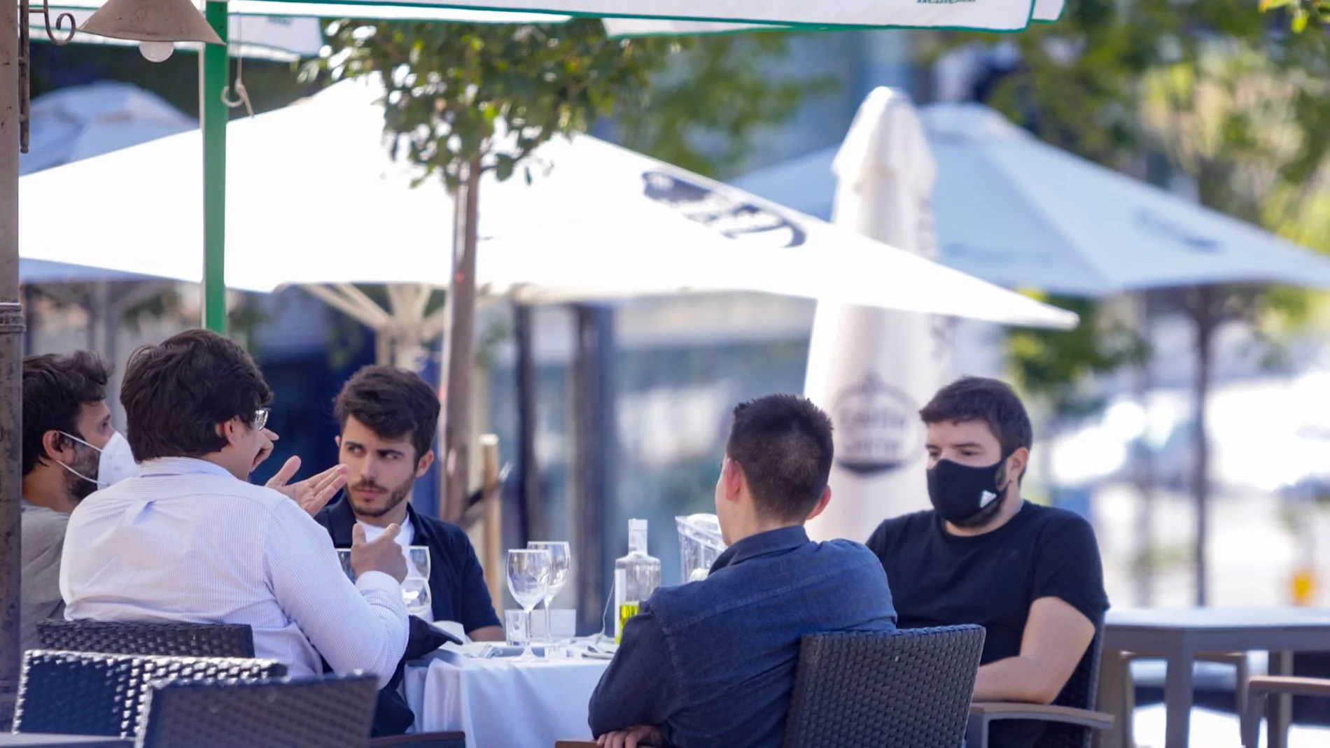 Clientes en una terraza de un bar