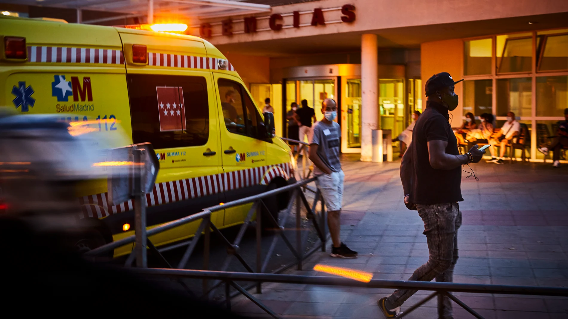 Ambulancia llegando a la entrada de urgencias del Hospital Universitario 12 de Octubre de Madrid ayer, en plena segunda oleada de la pandemia del coronavirus