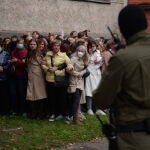 Un grupo de mujeres se resiste a ser detenidas durante un acto en protesta por el arresto de la opositora Maria Kolesnikova, en Minsk