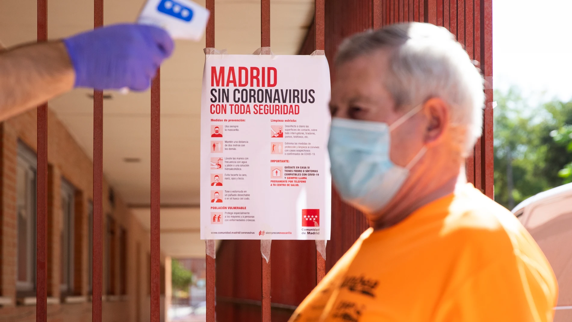Realización de pruebas PCR en el centro de Especialidades El Arroyo de Fuenlabrada