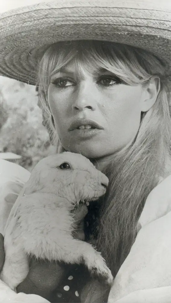 Brigitte Bardot y su faceta más enternecedora.