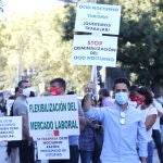 Empresarios y trabajadores del sector de la hostelería se concentraron frente al Palacio de Cibele