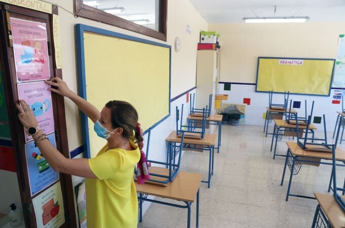 Preparativos para el inicio de curso en un colegio de Málaga