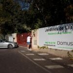 Familiares acceden a la residencia Domus VI de Lliria (Valencia), donde han aparecido unas imágenes, al parecer grabadas por una empleada del centro, en las que se observan supuestos casos de maltrato.
