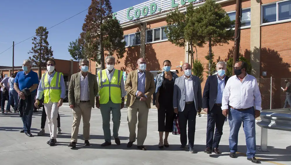 El consejero de Agricultura, Ganadería y Desarrollo Rural, Jesús Julio Carnero, visita las instalaciones de la cooperativa Cobadú en la localidad zamorana de Moraleja del Vino, afectadas por un incendio