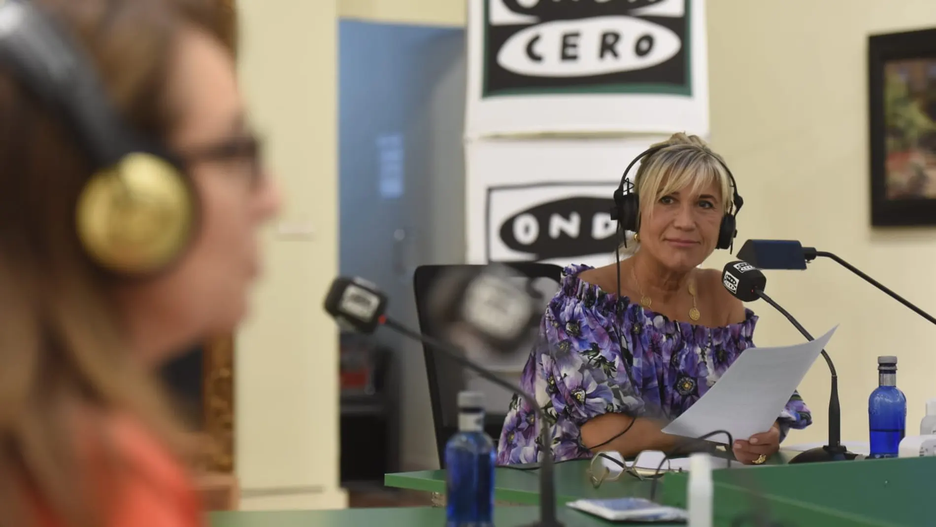 Julia Otero durante la emisión de "Julia en la Onda" desde el Bellas Artes de Sevilla