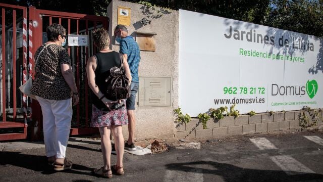 Familiares acceden a la residencia Domus VI de Lliria (Valencia) en una imagen de archivo