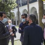 El portavoz del grupo parlamentario popular, José Antonio Nieto, conversa con diputados socialistas
