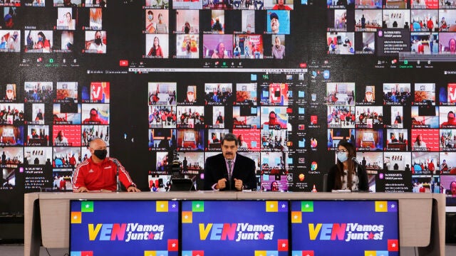 Maduro en un acto con candidatos a las elecciones parlamentarias