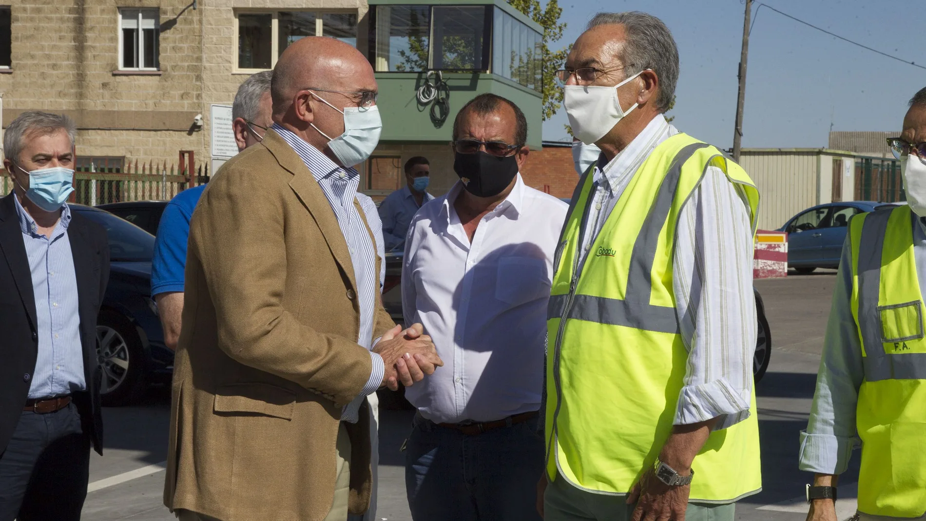 El consejero de Agricultura, Ganadería y Desarrollo Rural, Jesús Julio Carnero, saluda al director gerente de Cobadú, Rafael Sánchez Olea