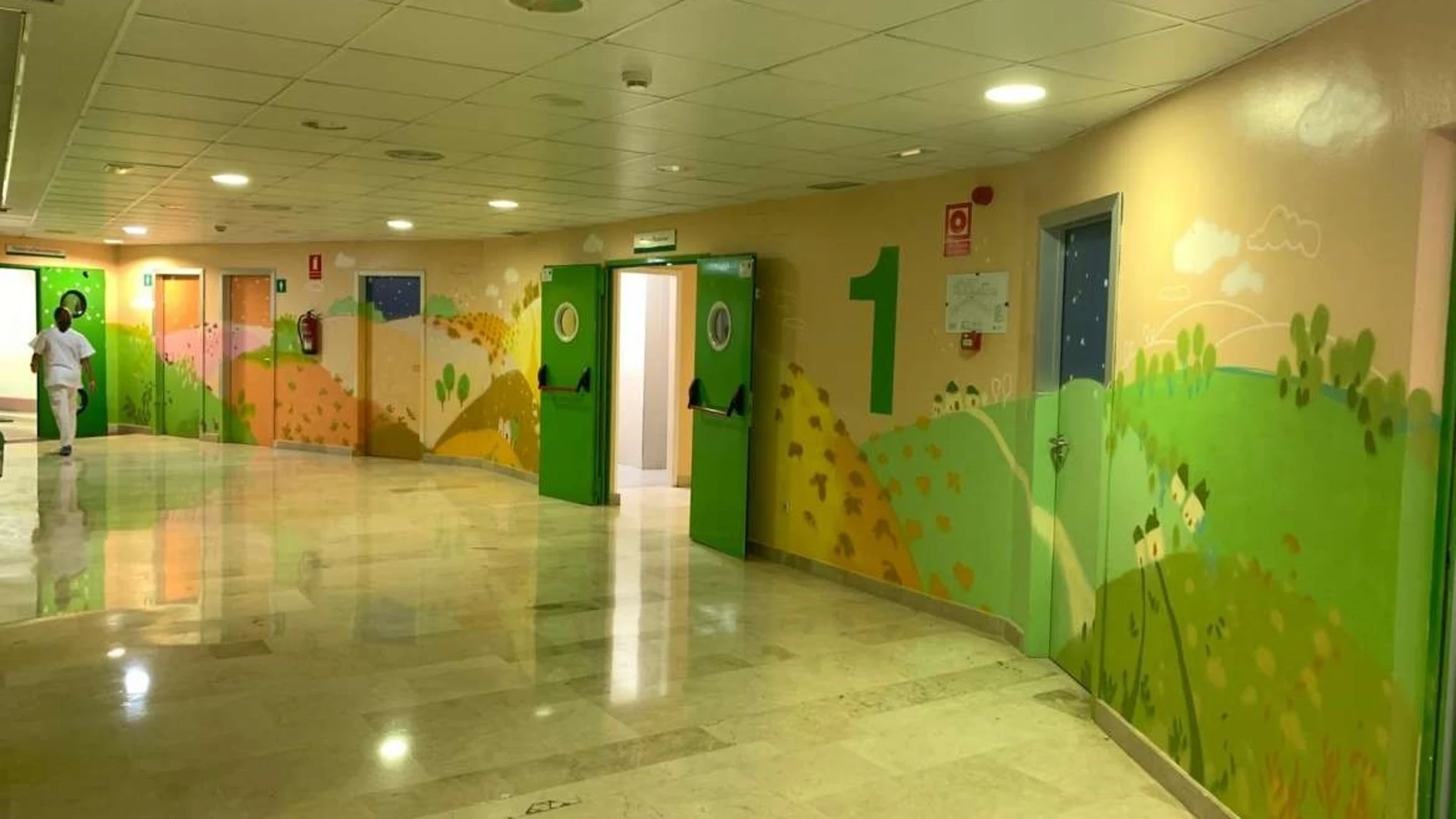 La planta de pediatría del Hospital de Mérida se decora con grandes murales para humanizar la atención a los niños