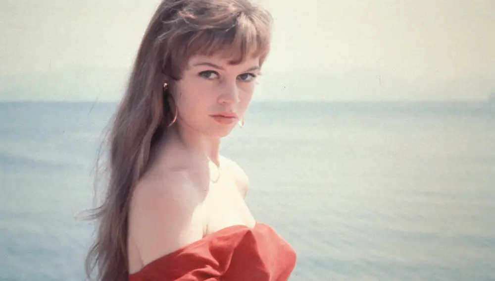 Brigitte Bardot con su característico escote bardot.