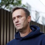 El dirigente opositor Alexei Navalni conversa con los periodistas tras ser liberado en una de sus detenciones en 2019