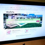 Una persona hace uso de uno de los portales de búsqueda de vivienda