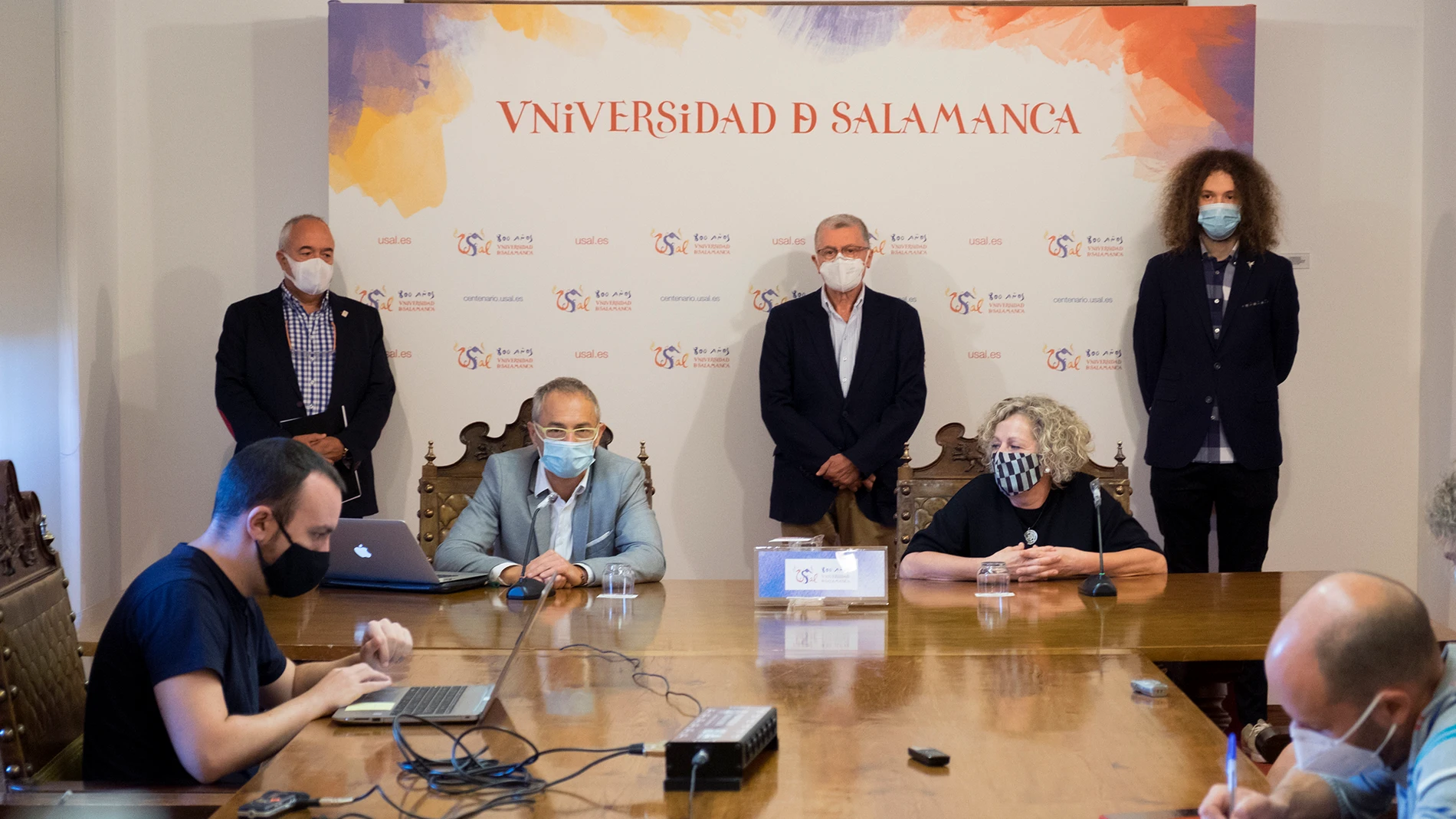 El rector de la Universidad de Salamanca, Ricardo Rivero, presenta a la nueva vicerrectora de Estudiantes y Sostenibilidad de la institución académica, Celia Aramburu Sánchez