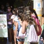 Niños en Sevilla entrando a clase