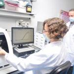 En la imagen, los investigadores Marta Terry y Marcos Egea utilizando los equipos con los que se realizan los test PCR