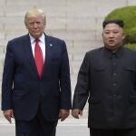 Donald Trump junto a Kim Jong Un en una zona desmilitarizada de Corea