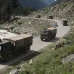 Vehículos del Ejército indio en la carretera hacia Ladaj