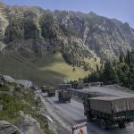 Un convoy militar indio se dirige hacia Srinagar, en el noreste en la Cachemira