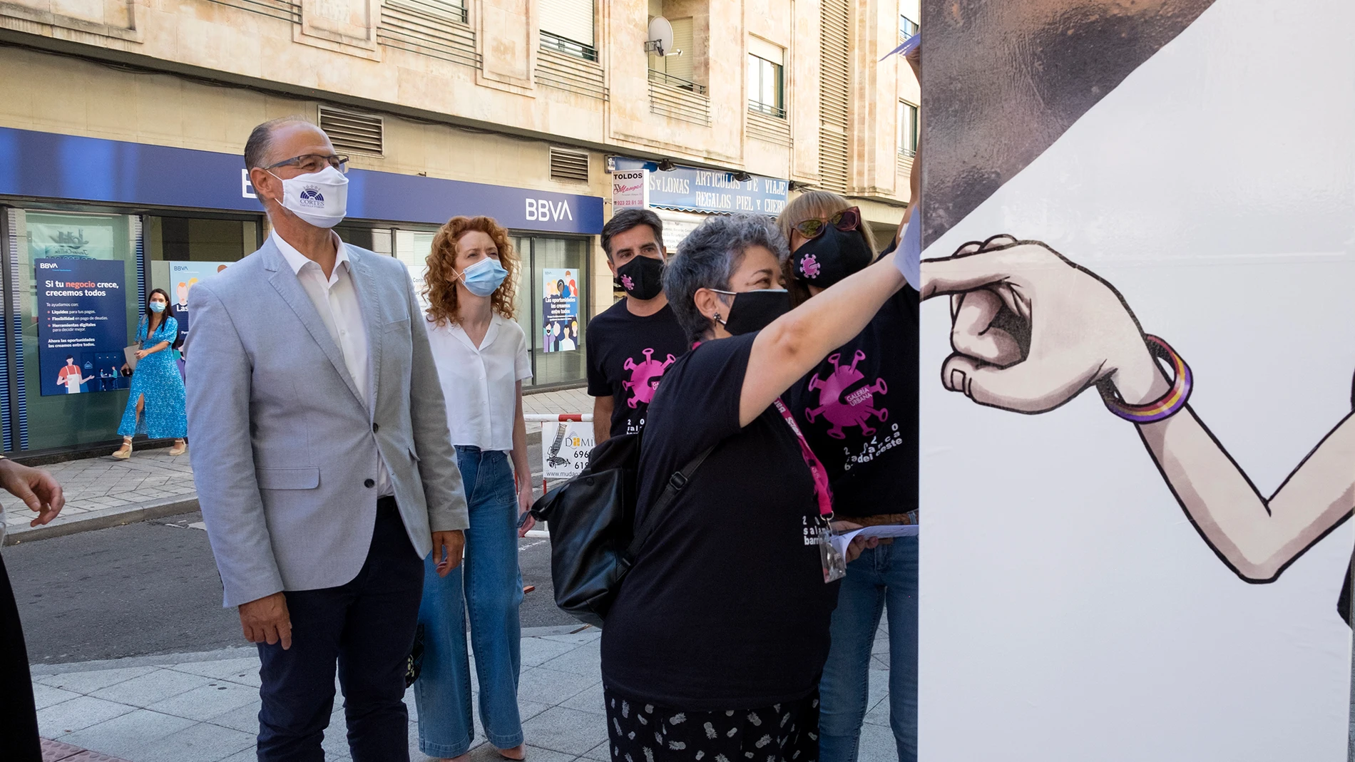 El presidente de las Cortes visita a los participantes del concurso ‘Galería urbana’ del barrio del OesteEl presidente de las Cortes visita a los participantes del concurso ‘Galería urbana’ del barrio del Oeste de Salamanca, que cuenta con la partcipación de la Fundación Castilla y León
