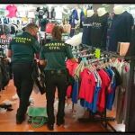 Agentes de la Guardia Civil en una de las tiendas