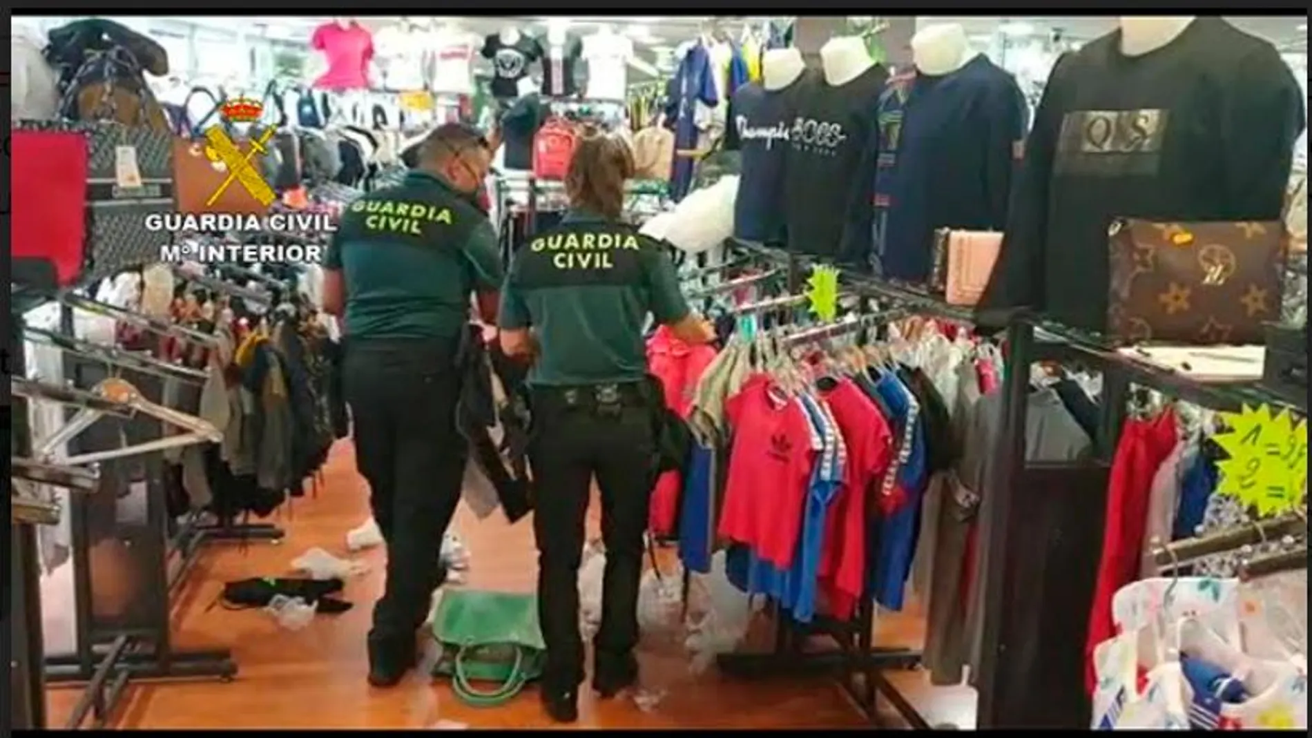 Agentes de la Guardia Civil en una de las tiendas