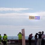 Una avioneta porta una lona donde se lee Aturem la decadència (paremos la decadencia) sobre las playas de Barcelona es el mensaje que Societat Civil Catalana ha emitido en esta Diada Nacional en Cataluña.