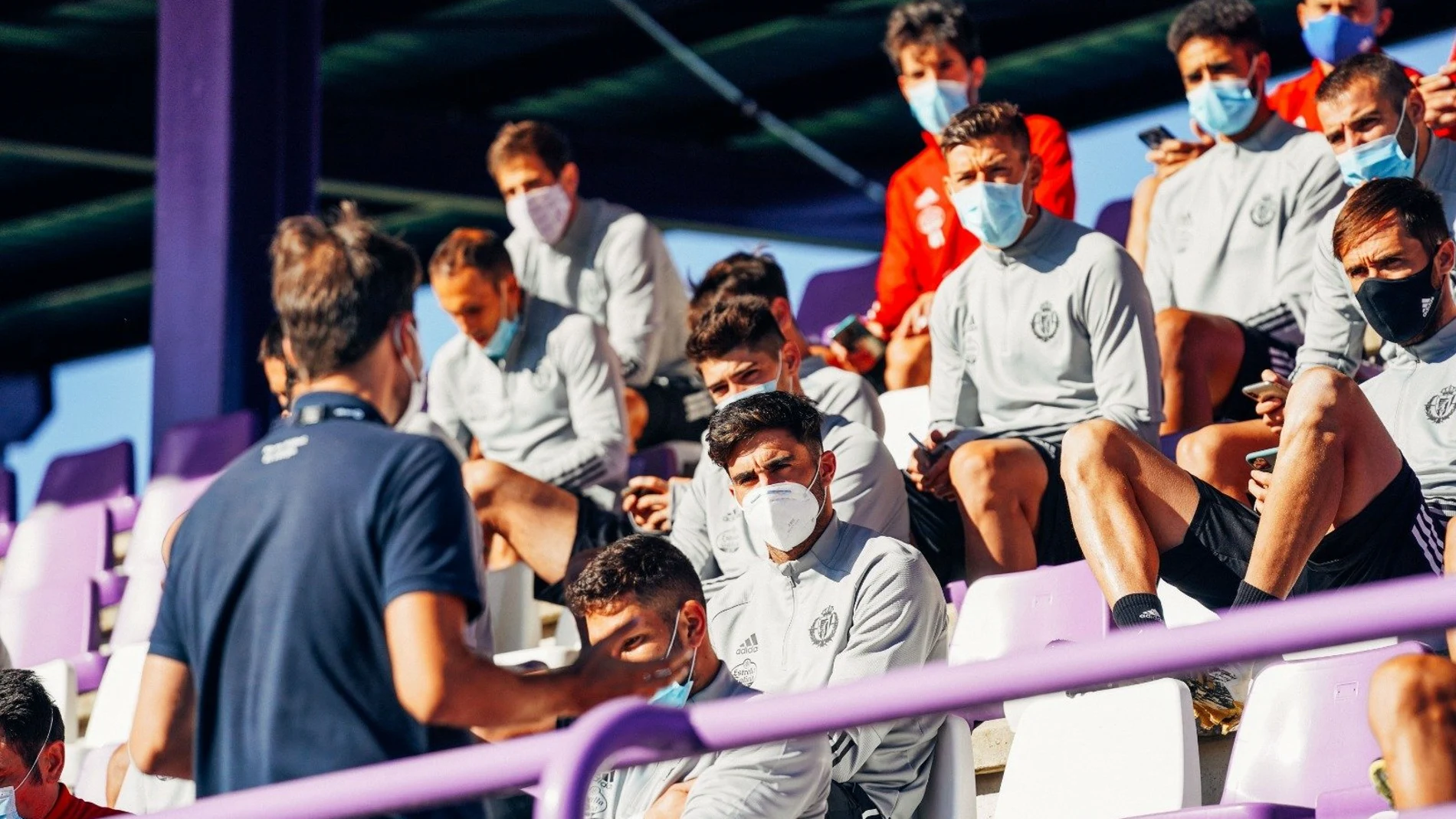 La plantilla del Real Valladolid recibe las explicaciones del cuerpo técnico en el entrenamiento celebrado esta mañana