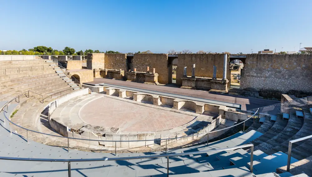 Teatro romano de Itálica. A su lado se encuentra el edificio que se piensa un templo a Isis.