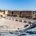 Teatro romano de Itálica. A su lado se encuentra el edificio que se piensa un templo a Isis.