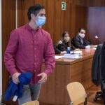 Rodrigo Lanza entra en la sala de la Audiencia Provincial de Zaragoza donde se celebra el juicio por el conocido como "crimen de los tirantes", en el que se acusó a Lanza del asesinato de Víctor Laínez. EFE/Javier Cebollada