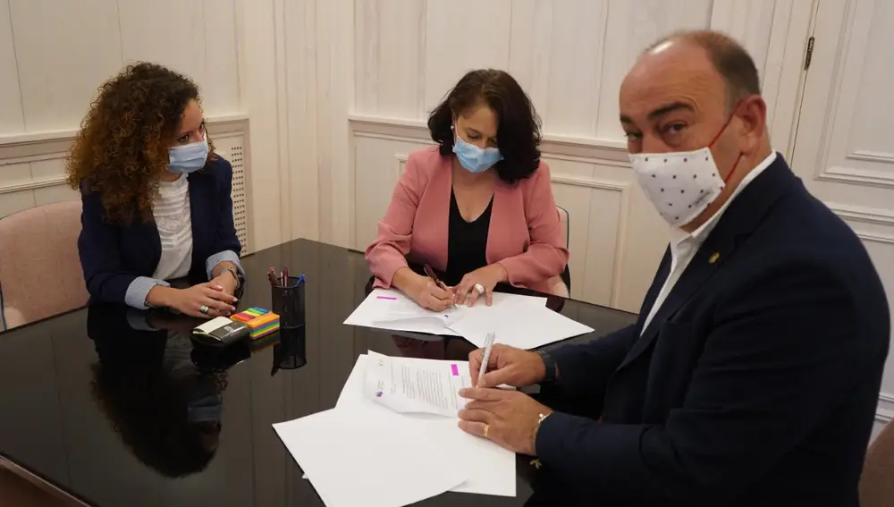 El presidente de la Diputación de Segovia, Miguel Ángel de Vicente, suscribe el convenio de colaboración