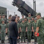La presidenta taiwanesa Tsai Ing-wen visita una base militar en el norte del país, la semana pasada