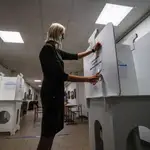 Un funcionario electoral en Moscú prepara las urnas para las elecciones locales y regionales de este fin de semana en Rusia