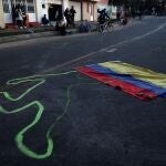 Un grupo de jóvenes pinta las calles del barrio Verbenal como protesta por la muerte de manifestantes en Bogotá
