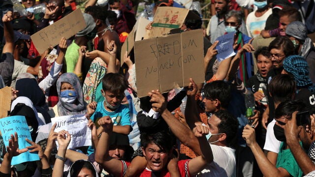 Miles de refugiados se concentraron ayer en el aparcamiento de Lesbos para pedir una solución definitiva a su situación precaria tras el incendio en el gran campo de Moria