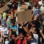 Miles de refugiados se concentraron ayer en el aparcamiento de Lesbos para pedir una solución definitiva a su situación precaria tras el incendio en el gran campo de Moria