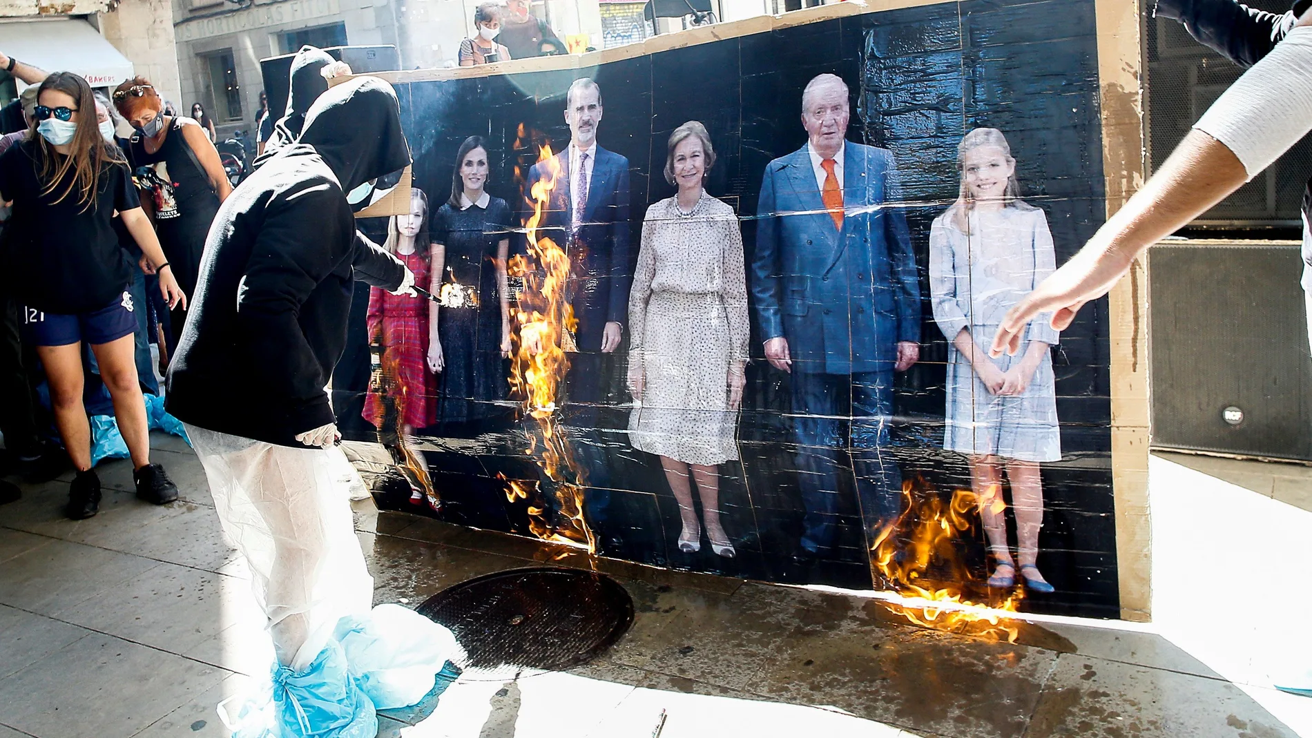 Juventudes vinculadas a la CUP queman una fotografía de la familia real