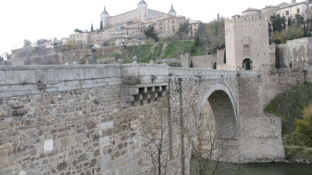 Puente de Alcántara, en Toledo, con el Alcázar al fondo