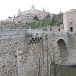 Puente de Alcántara, en Toledo, con el Alcázar al fondo